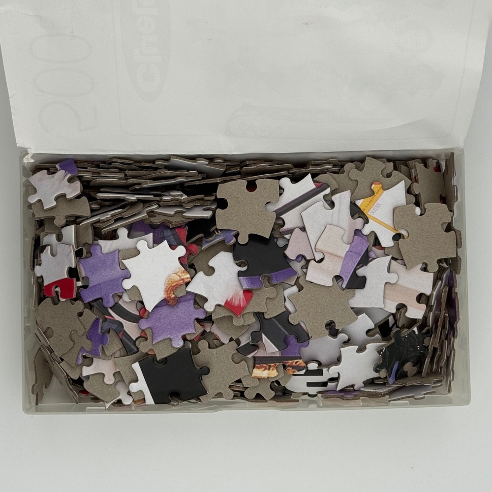 Cardinal Clueless Movie 500 Piece Jigsaw Puzzle Blockbuster VHS Case 18x24 - Picture 3 of 5